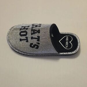BRAND NEW PARIS HILTON SLIVING  GLITTER RHINESTONE SLIPPERS  THAT's HOT …